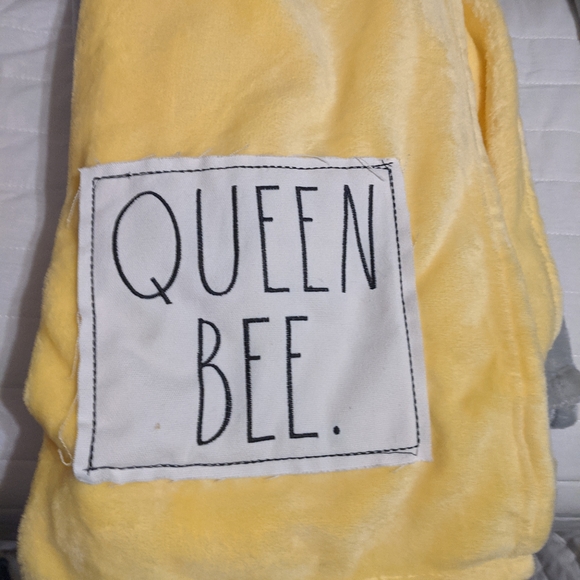 Rae dunn throw - Picture 1 of 3